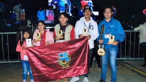 Premiación en la clausura del festival nacional del Charango