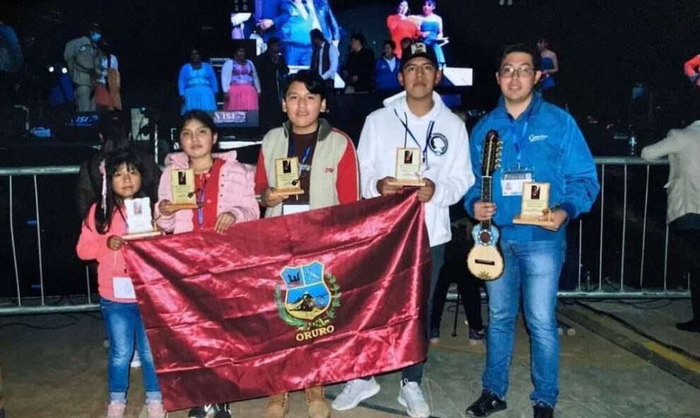 Premiación en la clausura del festival nacional del Charango