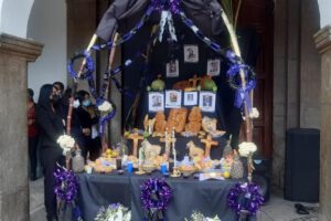 Todos Santos Oruro: Altar en la Gobernación para recibir a las almas