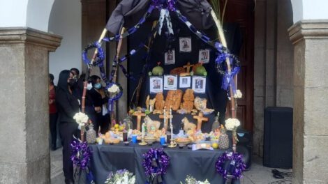Todos Santos Oruro: Altar en la Gobernación para recibir a las almas