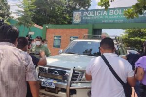 Adalberto Rojas INRA se retira en vehículo de la Policía para evitar a la prensa