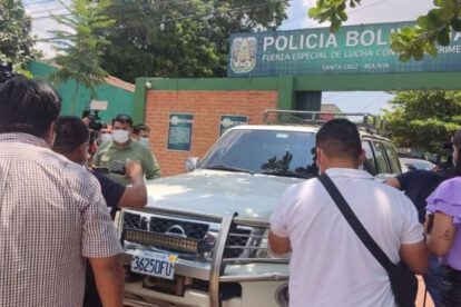 Adalberto Rojas INRA se retira en vehículo de la Policía para evitar a la prensa