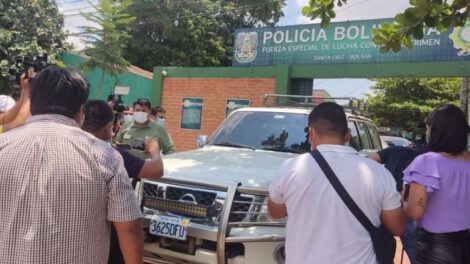 Adalberto Rojas INRA se retira en vehículo de la Policía para evitar a la prensa