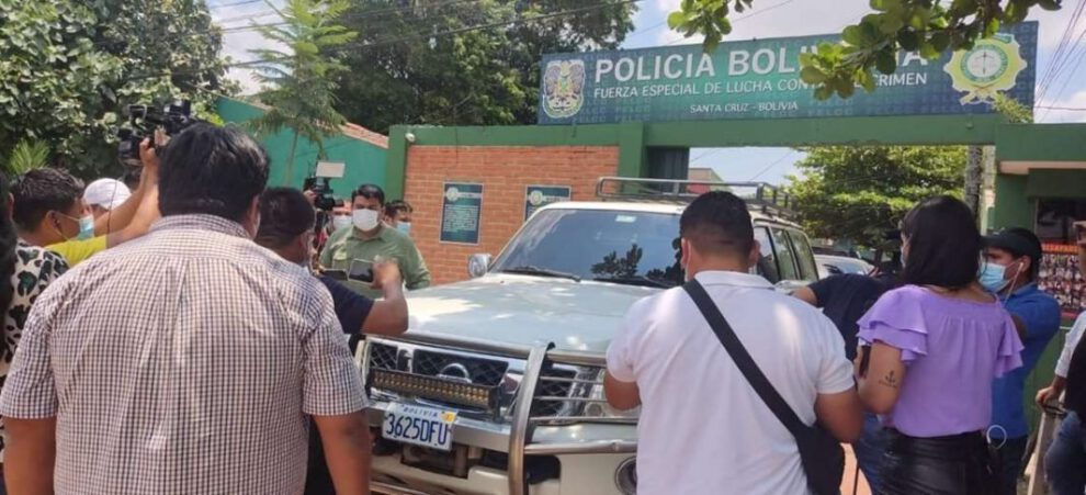 Adalberto Rojas INRA se retira en vehículo de la Policía para evitar a la prensa