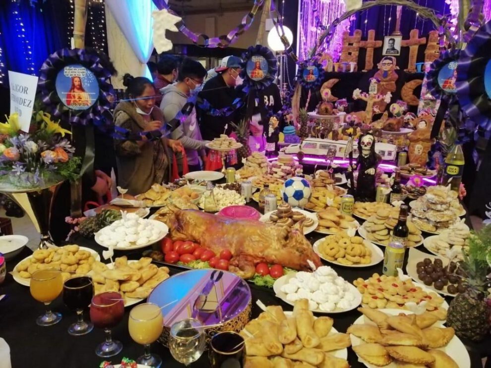 Familia mantiene viva las tradiciones de Todos Santos