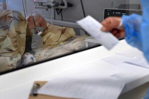 El personal médico brinda asistencia médica a un paciente de Covid-19