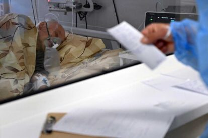 El personal médico brinda asistencia médica a un paciente de Covid-19