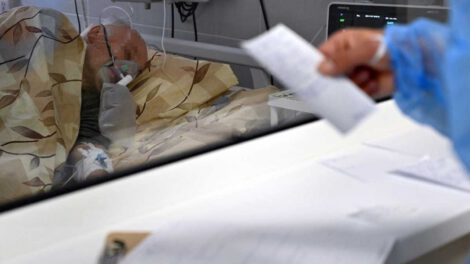 El personal médico brinda asistencia médica a un paciente de Covid-19