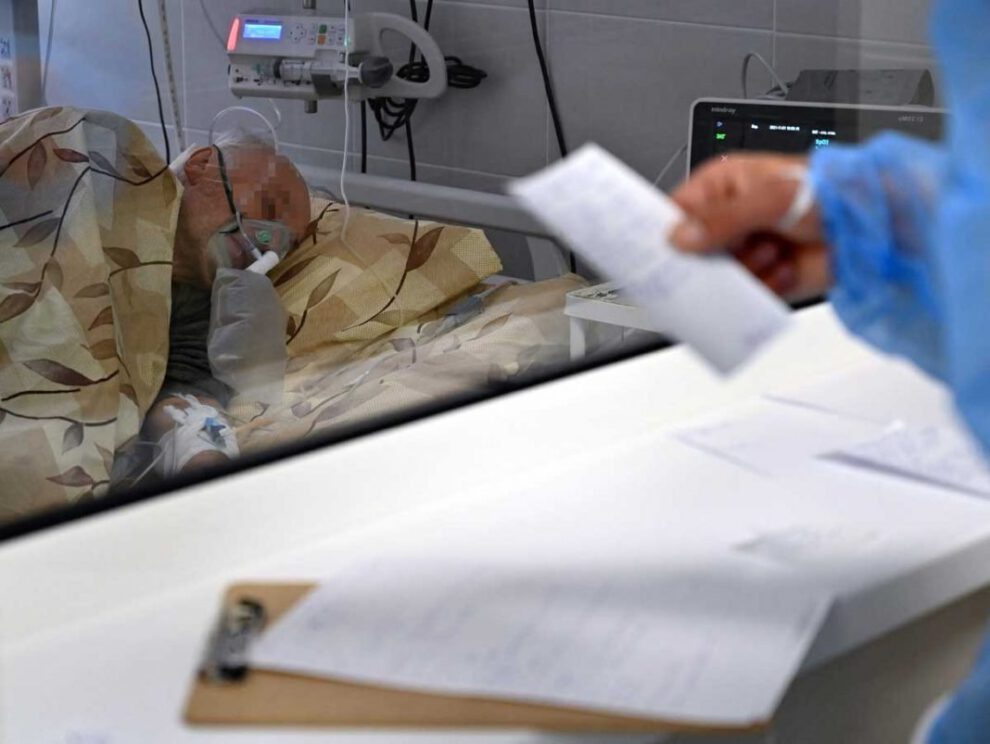 El personal médico brinda asistencia médica a un paciente de Covid-19