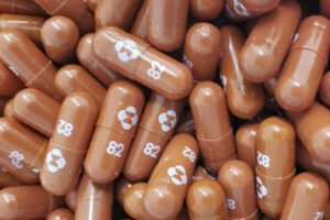 Cápsulas del medicamento antiviral molnupiravir de Merck
