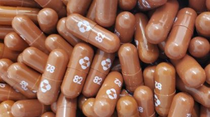 Cápsulas del medicamento antiviral molnupiravir de Merck