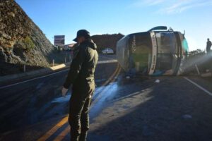 Vuelco de bus en Tarija dejando más de 20 personas heridas