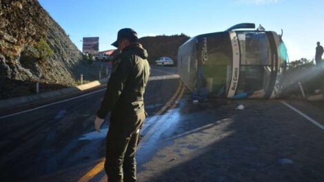 Vuelco de bus en Tarija dejando más de 20 personas heridas