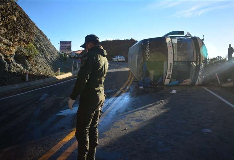 Vuelco de bus en Tarija dejando más de 20 personas heridas