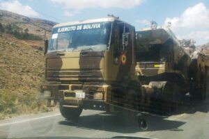 Movilización de equipo bélico por el Ejército para el desfile militar en Bolivia