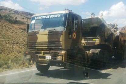 Movilización de equipo bélico por el Ejército para el desfile militar en Bolivia