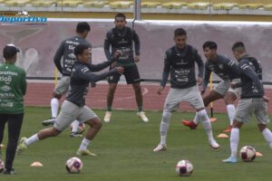 Selección boliviana entrenando en La Paz bajo las órdenes de Pablo Escobar