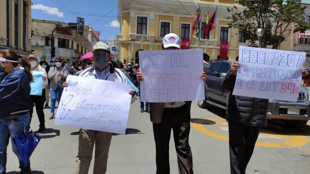 Trabajadores de la UTO en la movilización por la Ley 342 y Autonomía Universitaria