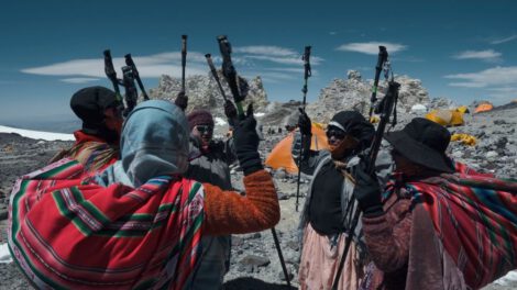 Cholitas escaladoras presentan proyecto Mama Pacha para escalar el Sajama