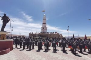 Iza de la Tricolor Nacional en el Faro del Conchupata
