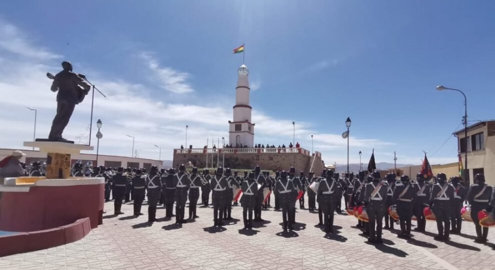 Iza de la Tricolor Nacional en el Faro del Conchupata