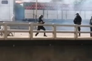 Paro indefinido en Santa Cruz con bloqueos y intervención policial