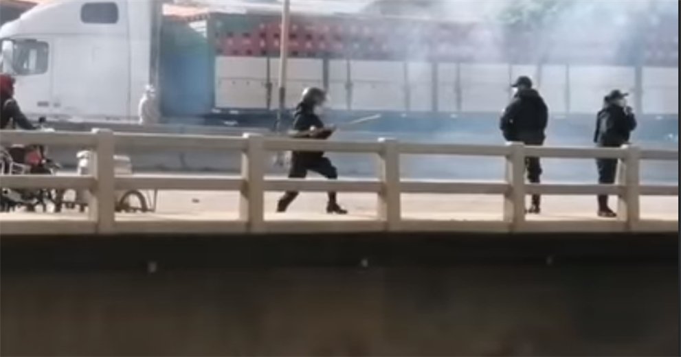 Paro indefinido en Santa Cruz con bloqueos y intervención policial