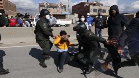 Paro multisectorial en Bolivia con bloqueo en Suticollo