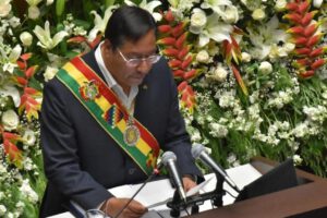 Informe de gestión de Arce en medio de gritos y pitazos