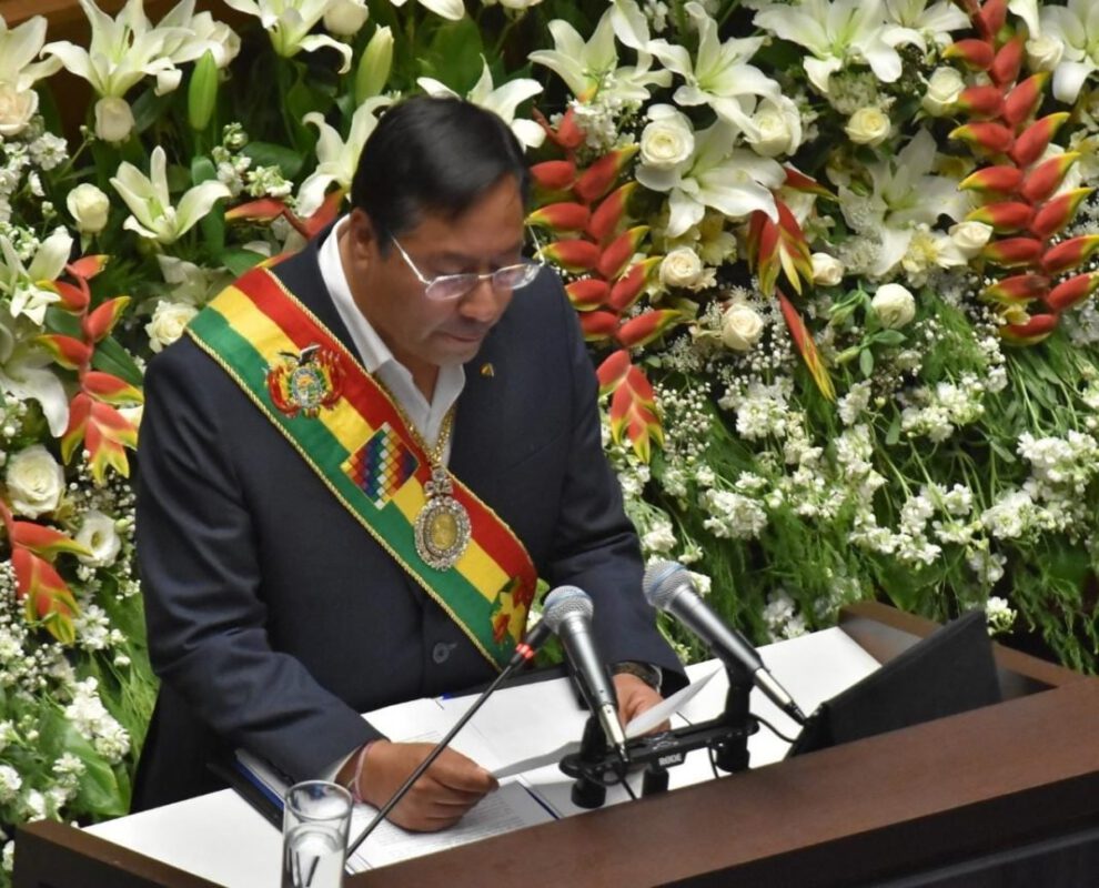 Informe de gestión de Arce en medio de gritos y pitazos