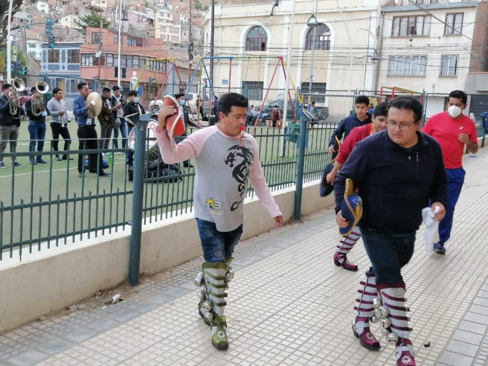 Carnaval de Oruro 2022 con conjuntos folklóricos en ensayos