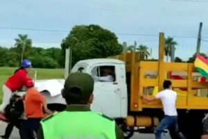 Camión intenta pasar punto de bloqueo en Santa Cruz