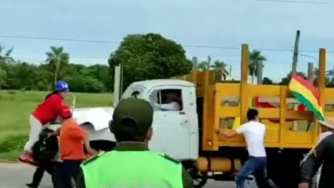 Camión intenta pasar punto de bloqueo en Santa Cruz