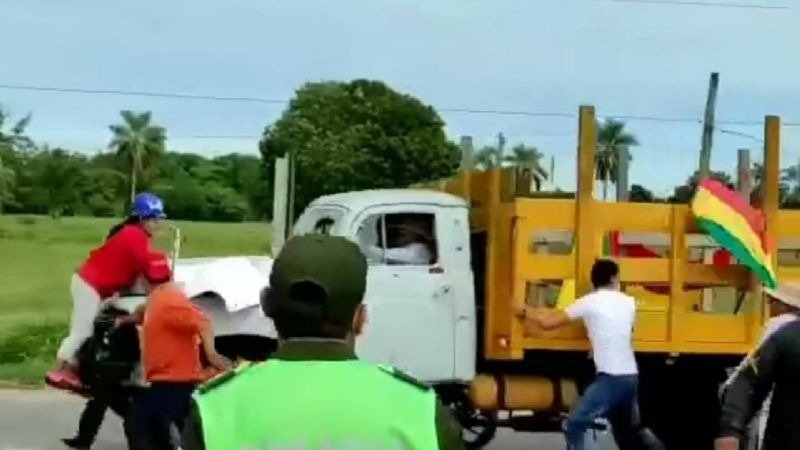 Camión intenta pasar punto de bloqueo en Santa Cruz