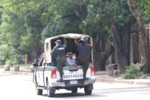 Efectivos policiales trasladan a los aprehendidos durante el paro nacional