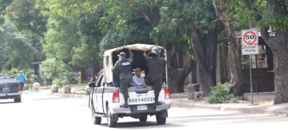 Efectivos policiales trasladan a los aprehendidos durante el paro nacional