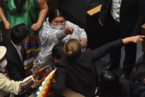 Informe de Arce en medio de gritos y enfrentamientos