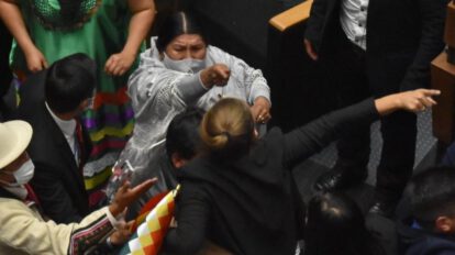 Informe de Arce en medio de gritos y enfrentamientos
