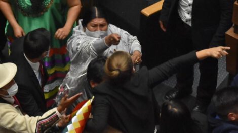 Informe de Arce en medio de gritos y enfrentamientos