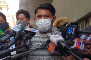 Renuncia ministro Quelca por ética según Juanito Angulo