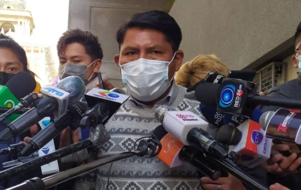 Renuncia ministro Quelca por ética según Juanito Angulo