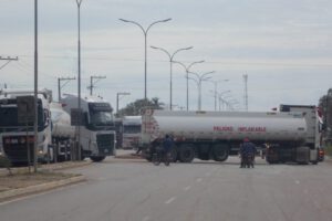 Cisternas paradas en Santa Cruz debido a bloqueo cívico