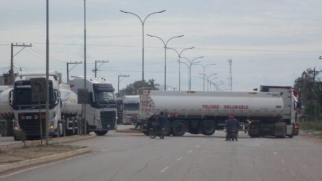 Cisternas paradas en Santa Cruz debido a bloqueo cívico