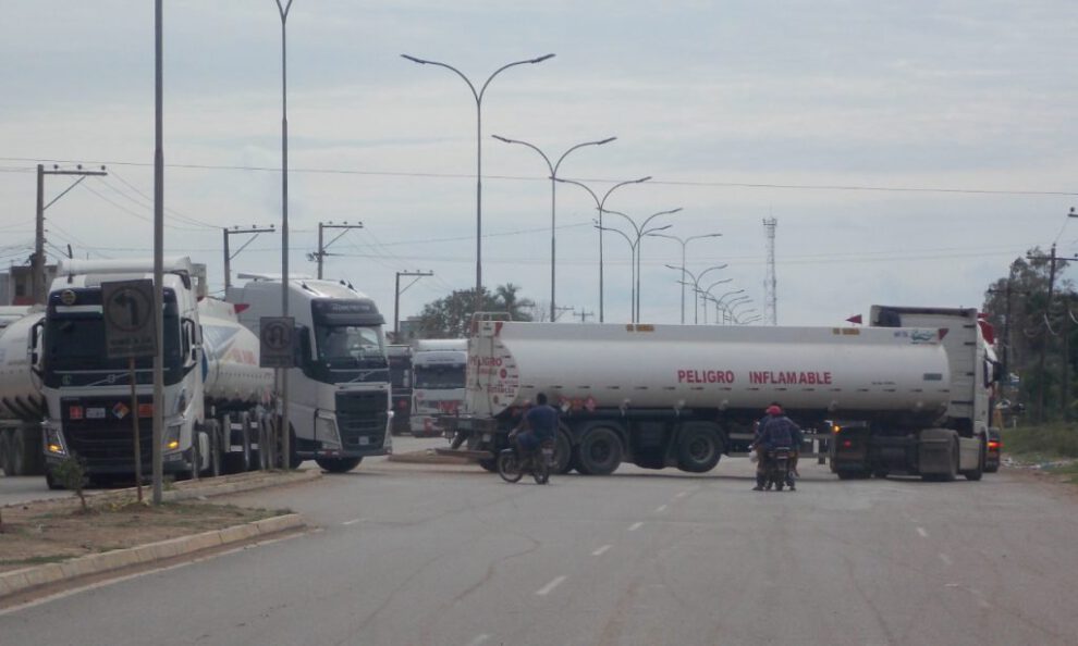 Cisternas paradas en Santa Cruz debido a bloqueo cívico