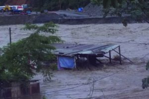 Crecida del río Mapiri inunda casas y causa pérdidas humanas