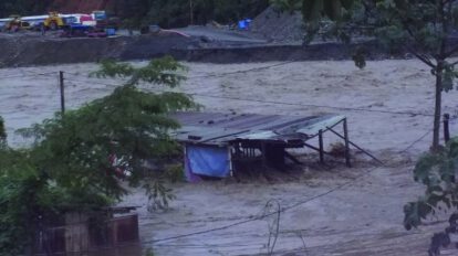 Crecida del río Mapiri inunda casas y causa pérdidas humanas