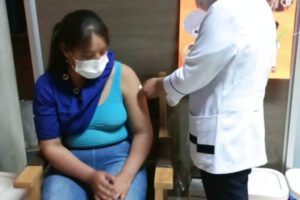 Visitantes de Expoteco acuden a vacunarse contra el Covid-19 al stand de la CNS