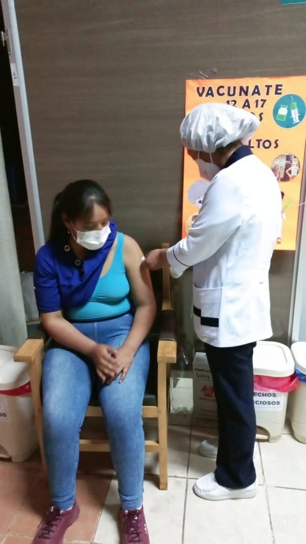 Visitantes de Expoteco acuden a vacunarse contra el Covid-19 al stand de la CNS