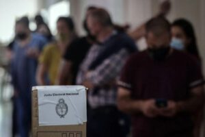 Un grupo de personas espera a votar en un colegio electoral en Buenos Aires durante las Elecciones legislativas 2021