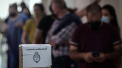 Un grupo de personas espera a votar en un colegio electoral en Buenos Aires durante las Elecciones legislativas 2021